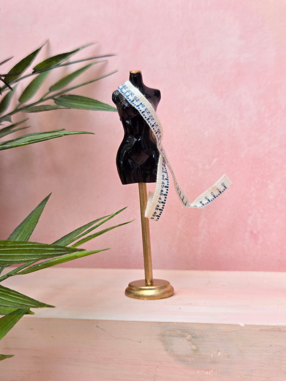 Handcrafted miniature black mannequin for dollhouse – 1:12 scale fashion decor accessory | Houseofmiiiniii

