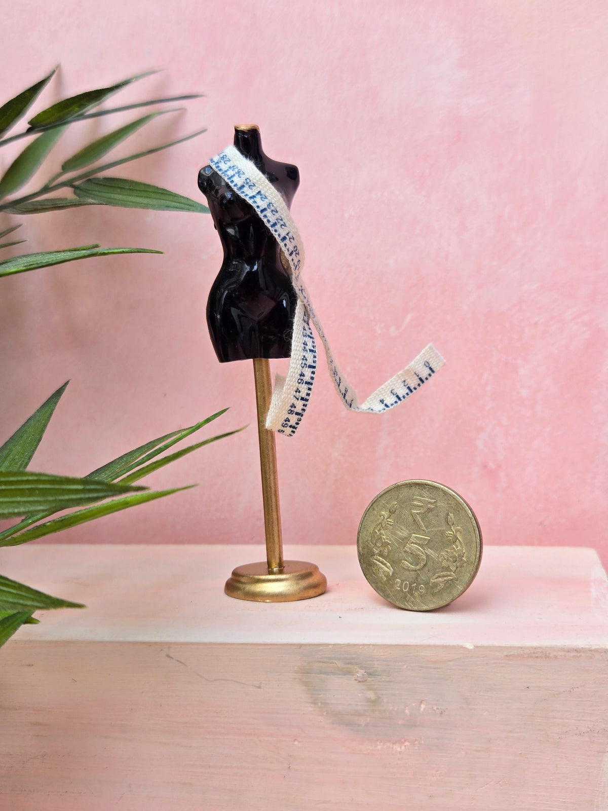 Miniature black dressmaker's mannequin for dollhouse – realistic 1:12 scale handmade accessory | Houseofmiiiniii

