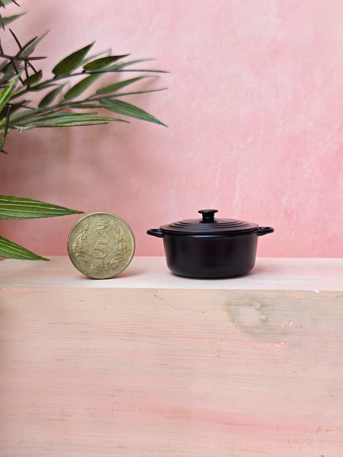 Miniature black serving pan for dollhouse – 1:12 scale handcrafted kitchen cookware | Houseofmiiiniii


