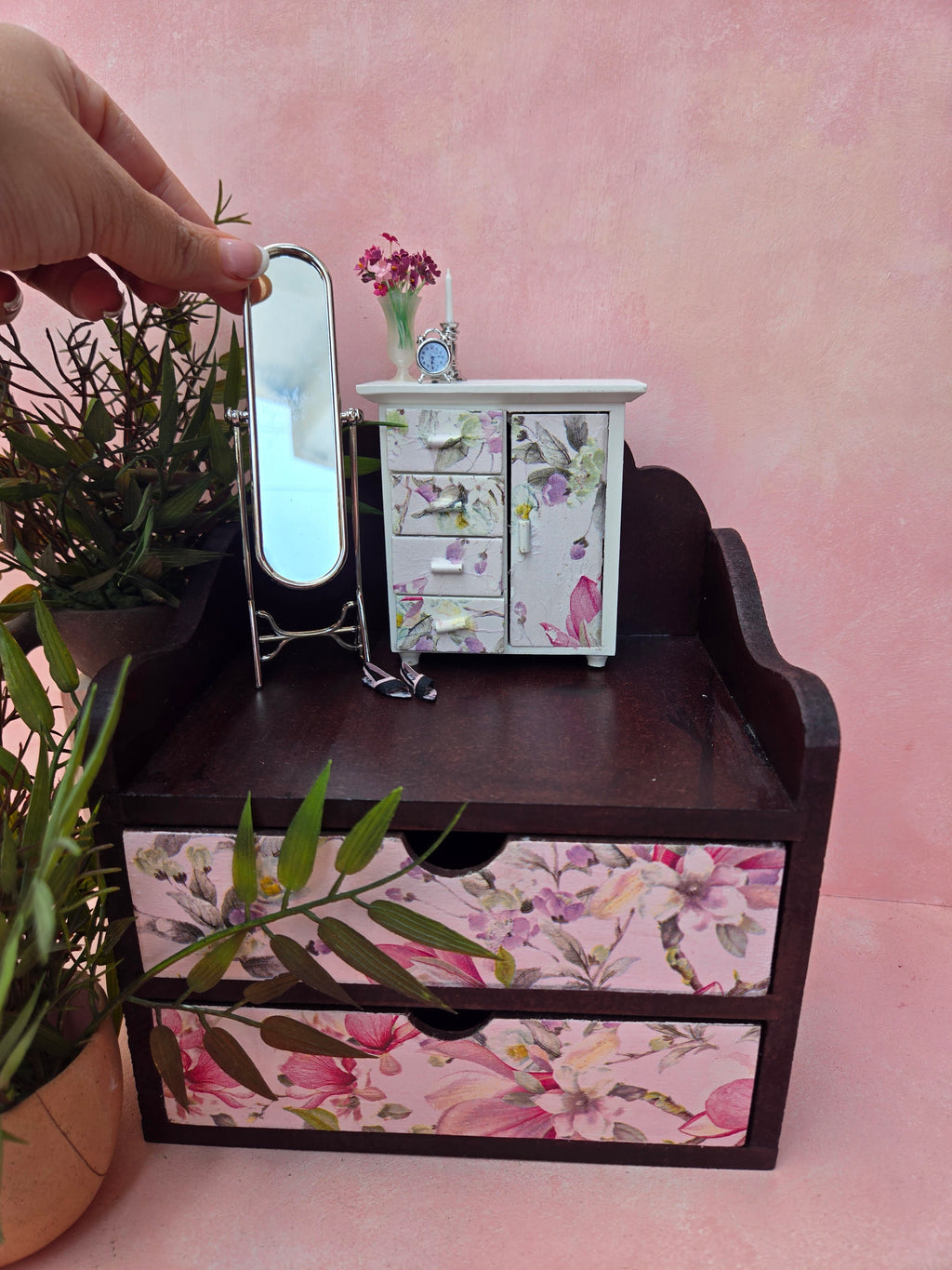 Miniature dressing table for dollhouse – realistic 1:12 scale handmade bedroom furniture | Houseofmiiiniii

