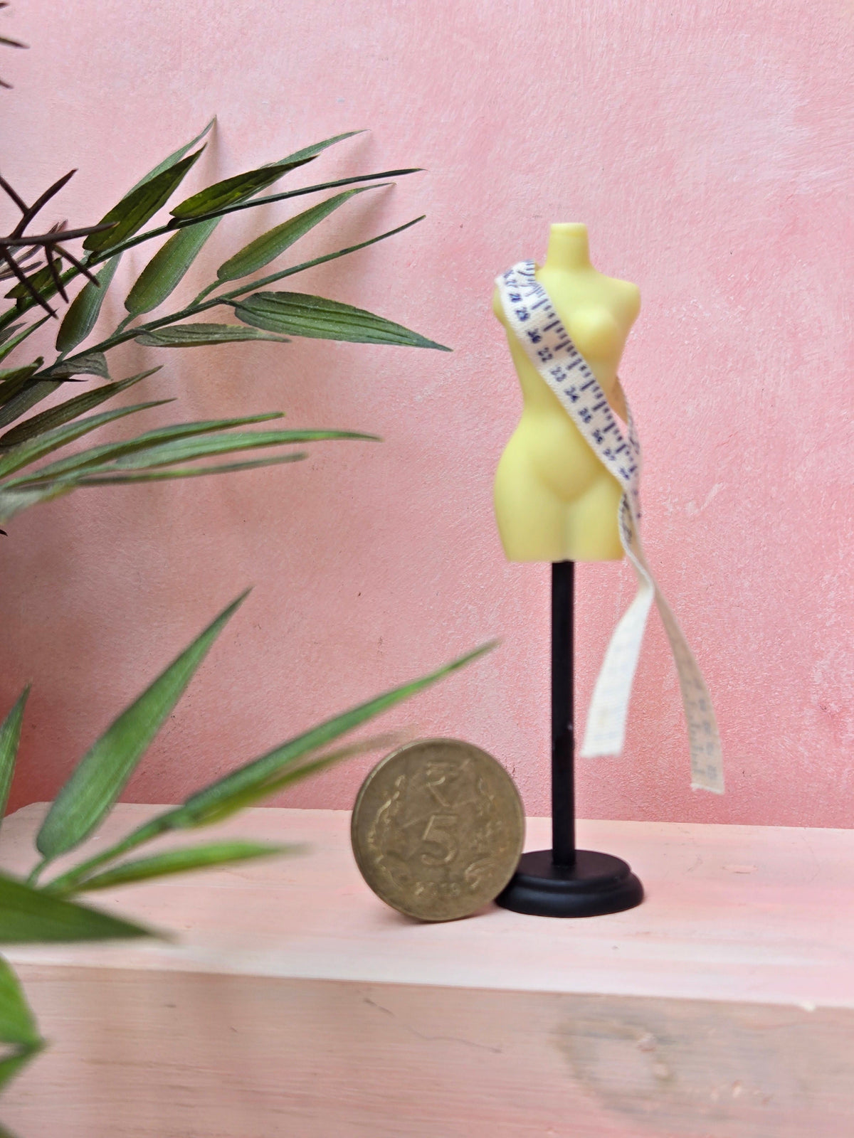 Miniature yellow mannequin with tape measure for dollhouse – 1:12 scale handcrafted fashion accessory | Houseofmiiiniii

