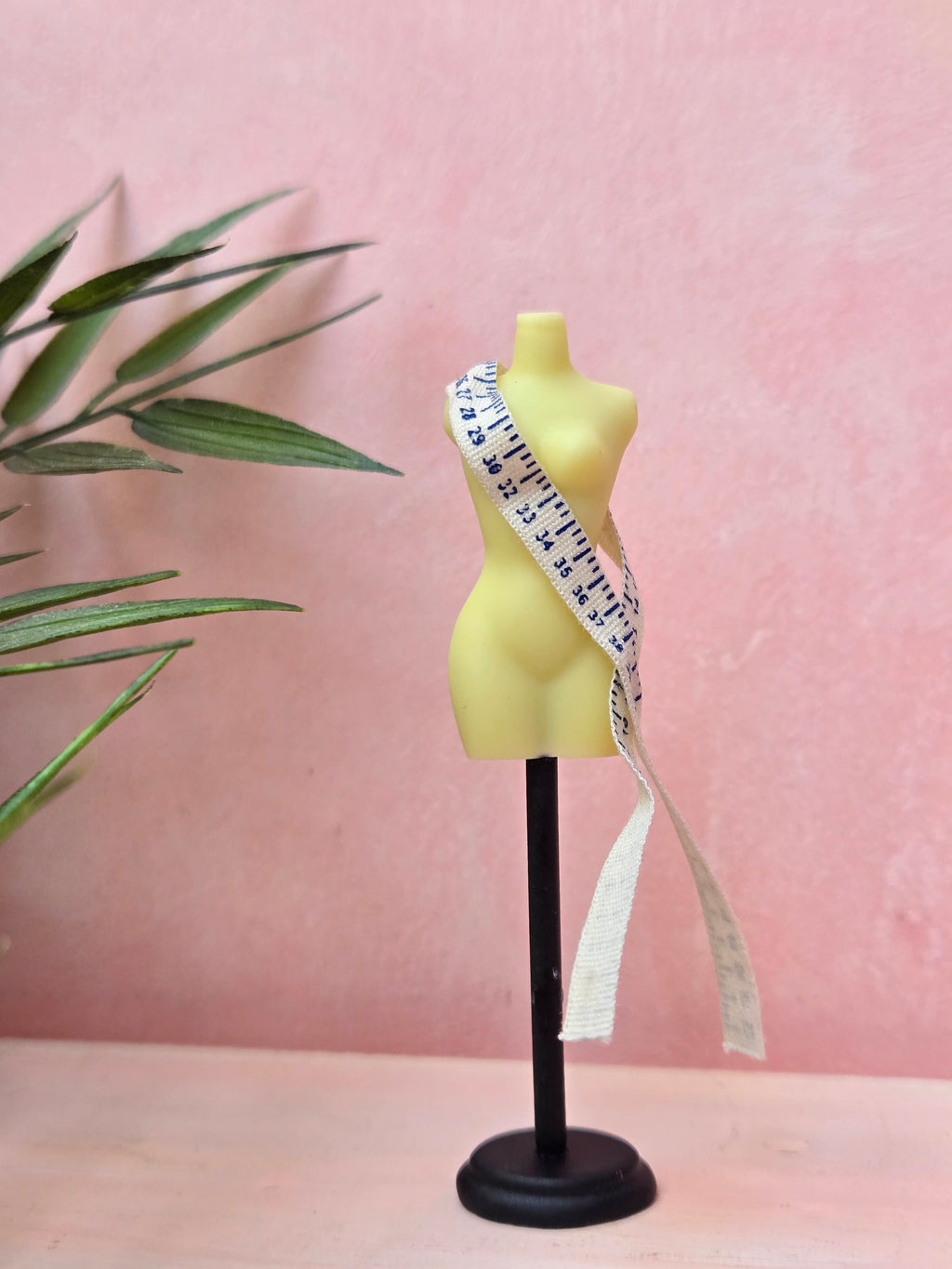 Handcrafted miniature yellow mannequin with tape for dollhouse – 1:12 scale fashion decor | Houseofmiiiniii

