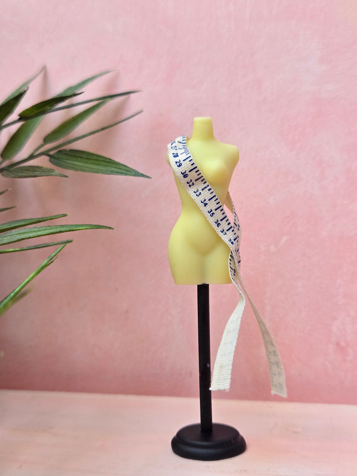 Handcrafted miniature yellow mannequin with tape for dollhouse – 1:12 scale fashion decor | Houseofmiiiniii

