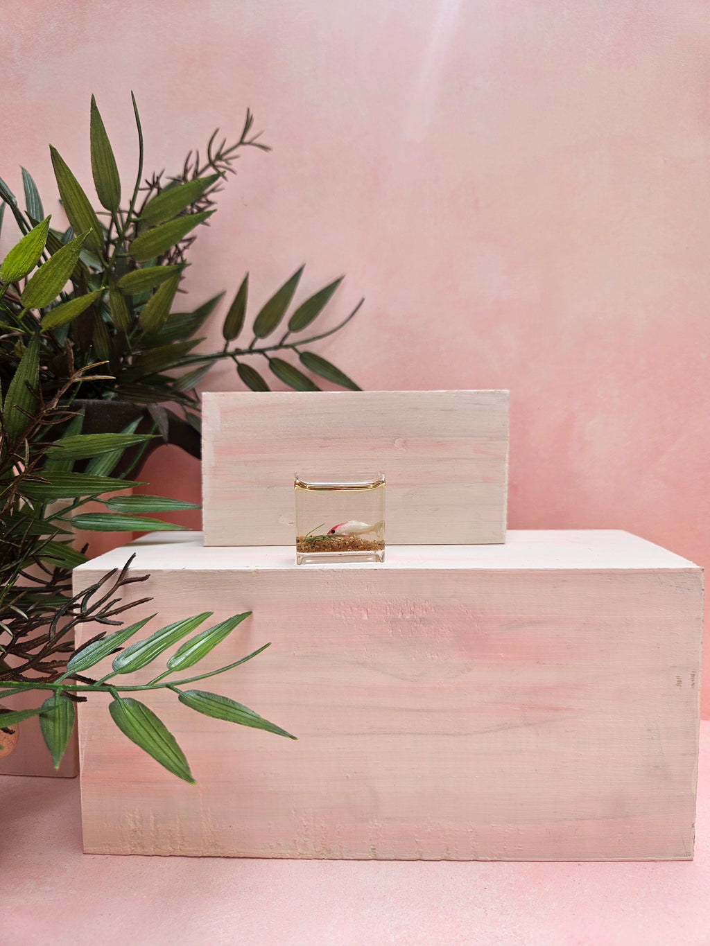 Miniature aquarium collectible with realistic fish tank design for décor and dollhouses.