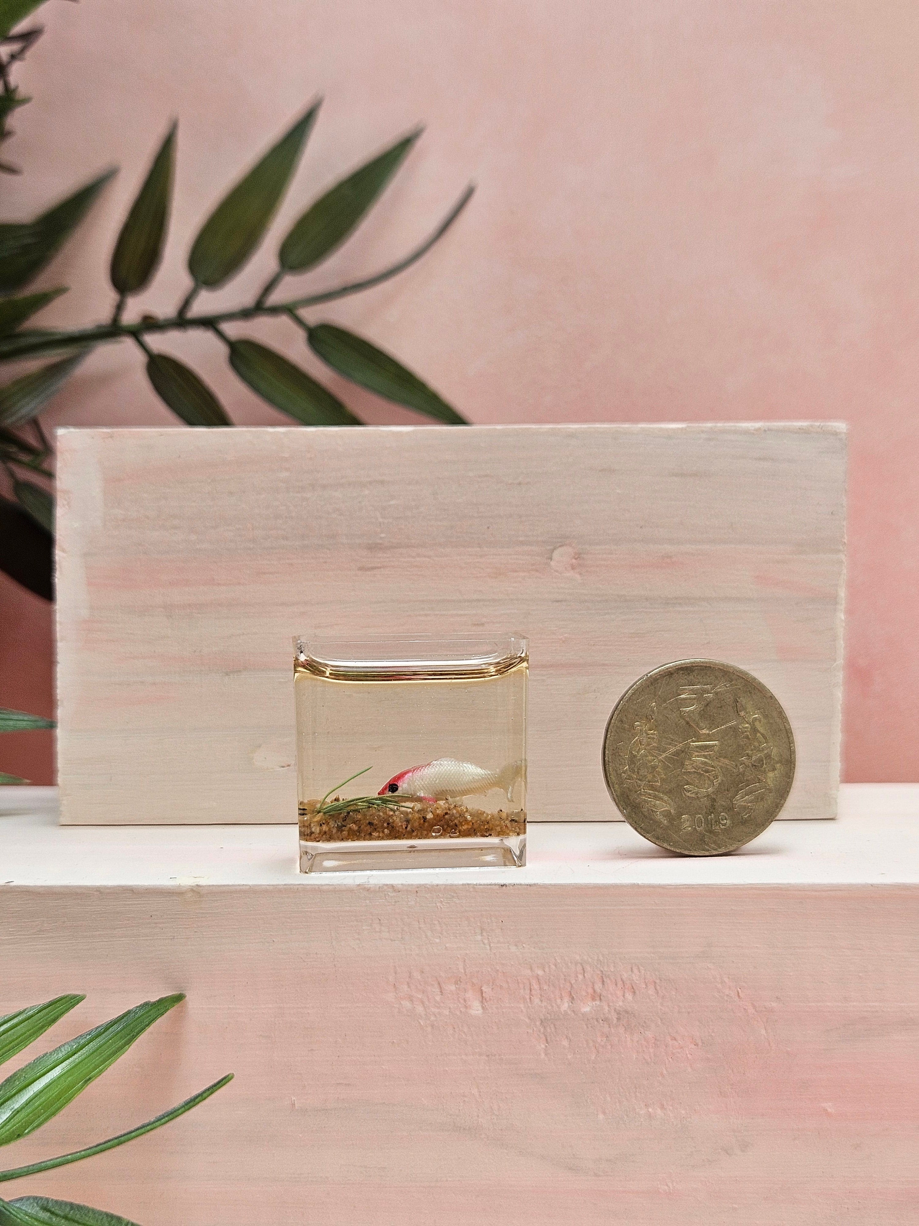Miniature aquarium collectible with realistic fish tank design for décor and dollhouses.