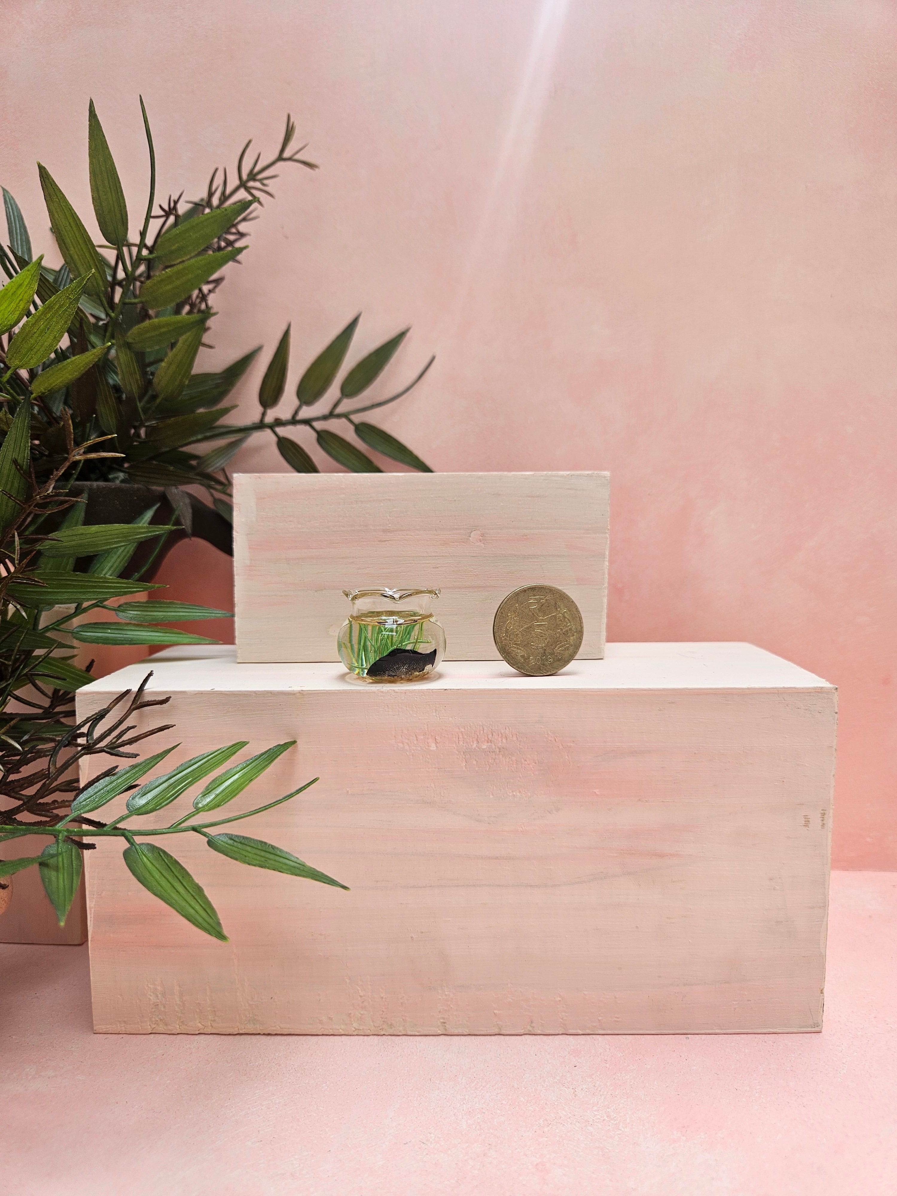 Miniature aquarium collectible with realistic fish tank design for décor and dollhouses.